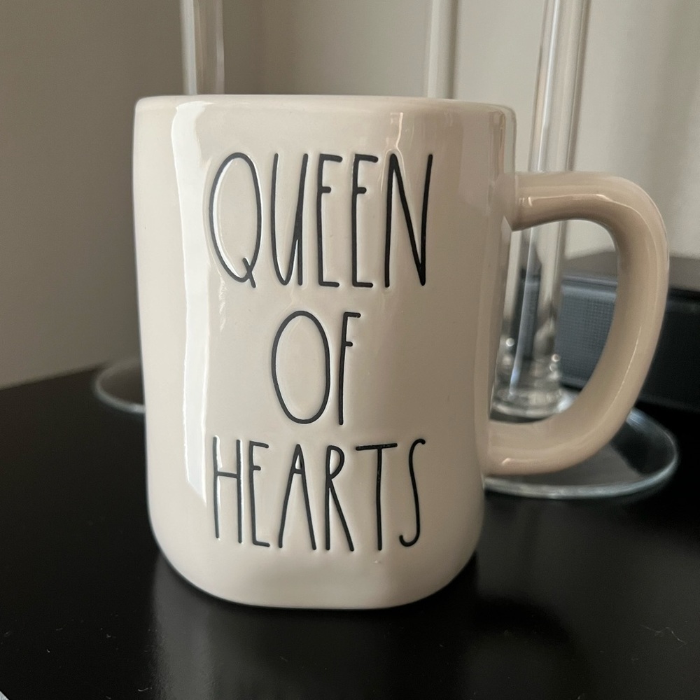 Rae Dunn DISNEY ALICE IN WONDERLAND queen of hearts mug